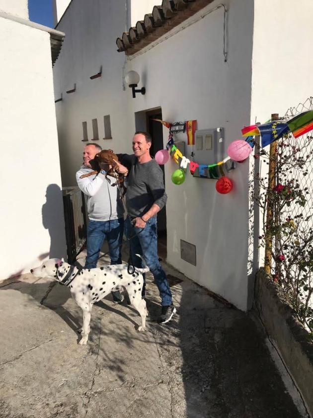 Reijer Staats en Johan Pastoor voor hun huis in Pinos del Valle