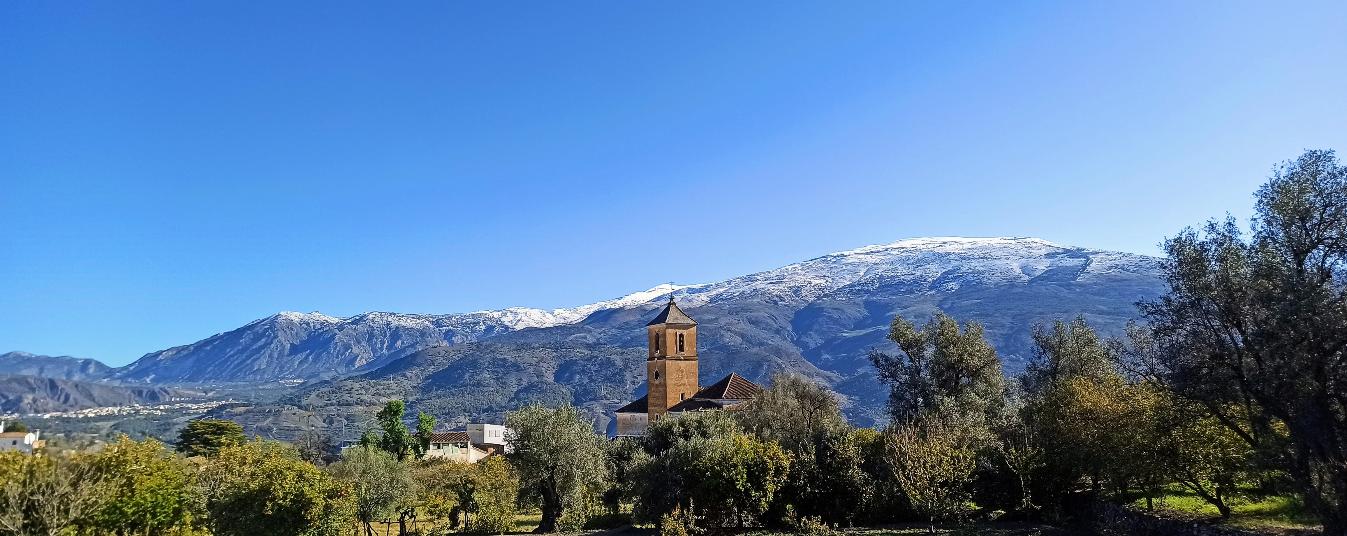 Pinos del Valle, Granada aan de voet van de Sierra Nevada
