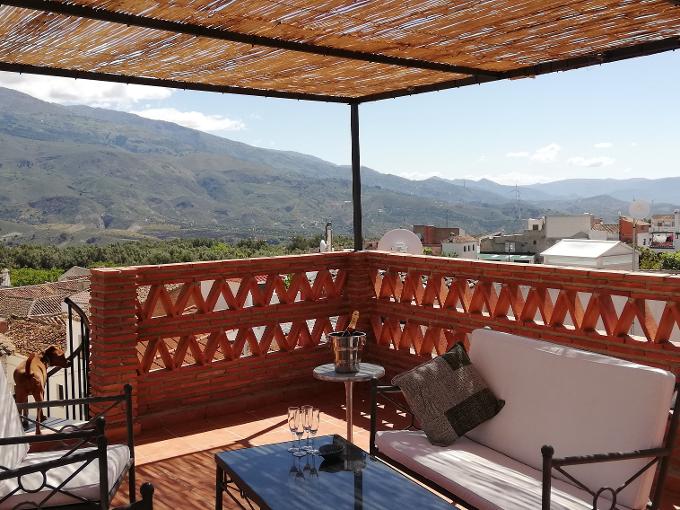 Roof terrace Guesthouse Lolapaluza, views into the Alpujarras