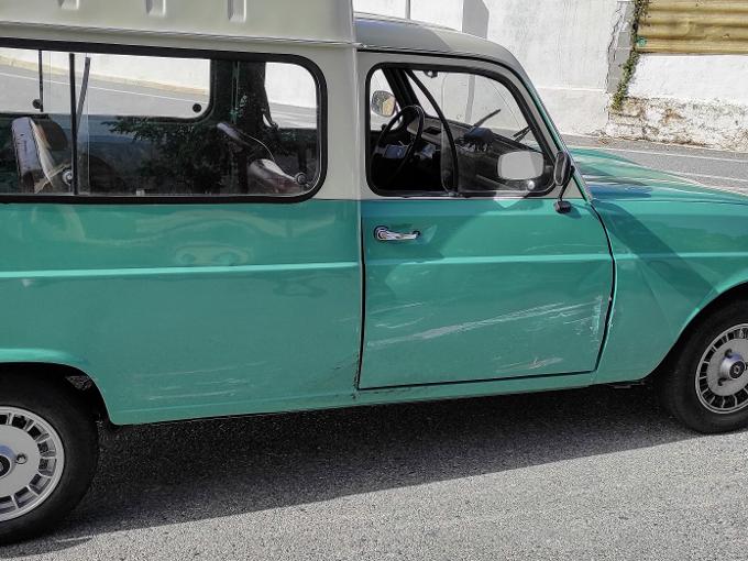 Renault 4 met schade