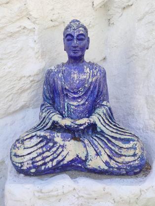 Het Boeddhabeeld in Soportújar dat de weg naar O Sel Ling wijst