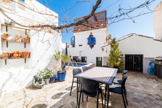 Rustiek vakantiehuis met zwembad en dakterras in Andalusië huren