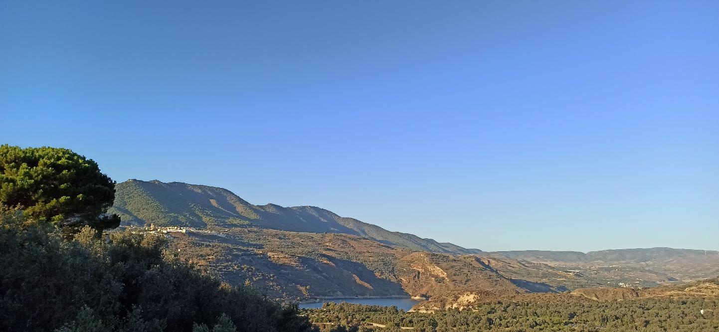 Kerst in de zon in Andalusië in Pinos del Valle tegen de flanken van de Sierra Nevada