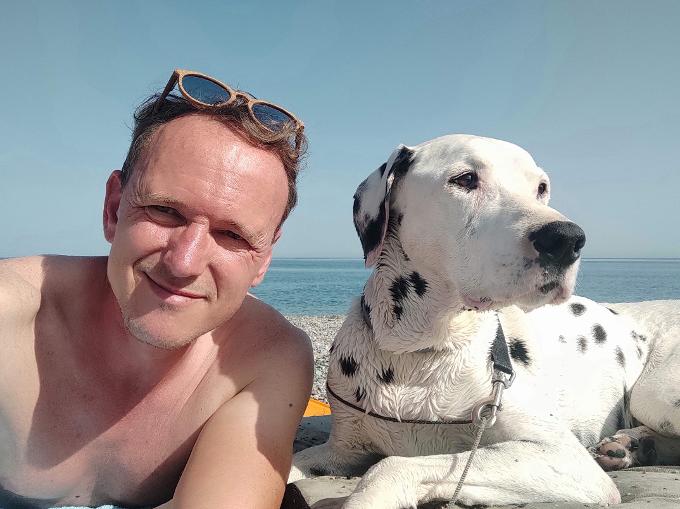 Tussen alle bouw-, verhuis- en verhuurperikelen door even chillen aan het strand met een natte hond