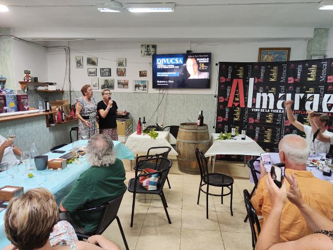 Een luisterrijk sfeerbeeld van een geweldige avond in Leo's Bar in Béznar.