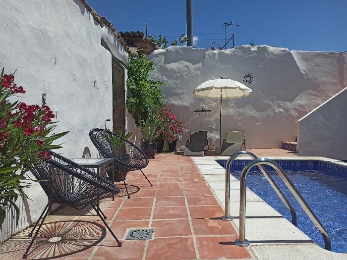 Rustiek vakantiehuis met zwembad en dakterras in Andalusië huren